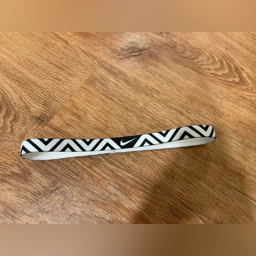 Nike white and black thin triangle pattern headband​​​​​​​​